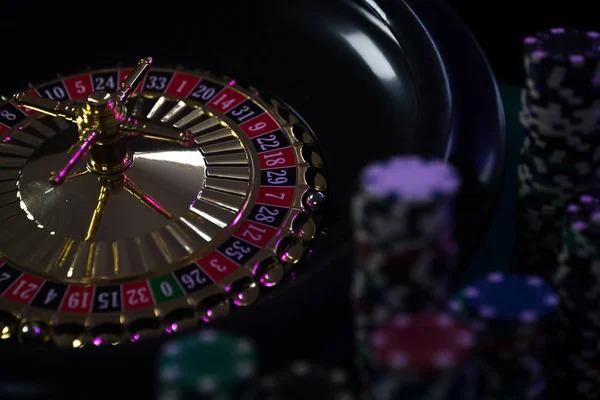 Live Teen Patti table on keluaran 5d showing dealer, cards, and player betting interface
